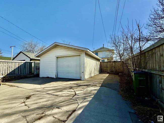 9862 76 Ave Nw, House other with 6 bedrooms, 3 bathrooms and null parking in Edmonton AB | Image 35