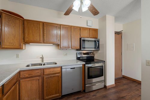 1004-7600 Golden Valley Rd, Golden Valley, MN, 55427-4561 | Card Image