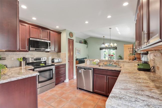 9271 Arborwood Cir, House other with 2 bedrooms, 2 bathrooms and null parking in Davie FL | Image 5