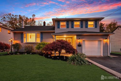 17 Hollywood Dr, Woodbridge, NJ, 07095-1915 | Card Image