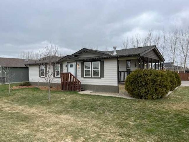 406 12 Avenue W, Home with 4 bedrooms, 2 bathrooms and 6 parking in Barnwell AB | Image 3