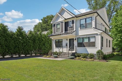 676 Ridgewood Rd, Oradell, NJ, 07649-2013 | Card Image