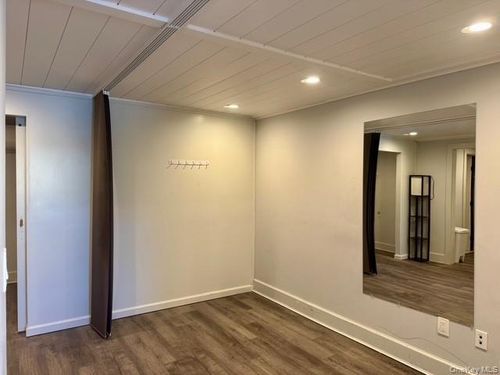 70 Washington Pkwy, Hicksville, NY, 11801-5330 | Card Image