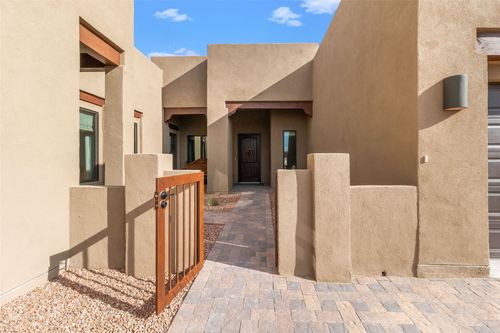 4 Delantera Ct, Santa Fe, NM, 87506-8358 | Card Image