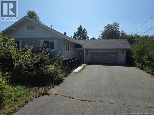 141 Neil Dr, House with 4 bedrooms, 3 bathrooms and null parking in Bathurst NB | Card Image