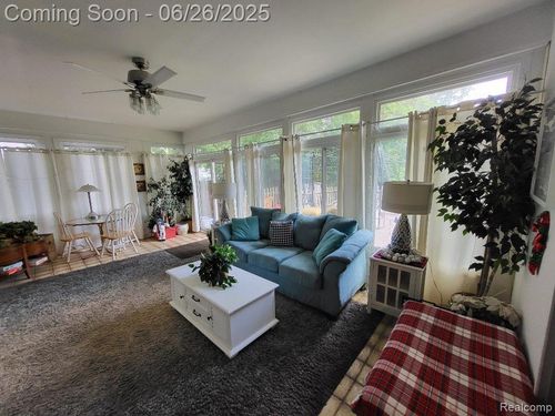 689 Hogarth Ave, Waterford, MI, 48328-4128 | Card Image