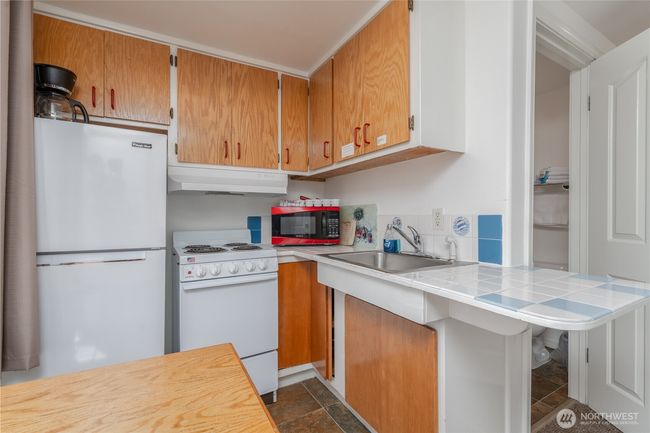 Corner suite kitchen | Image 32
