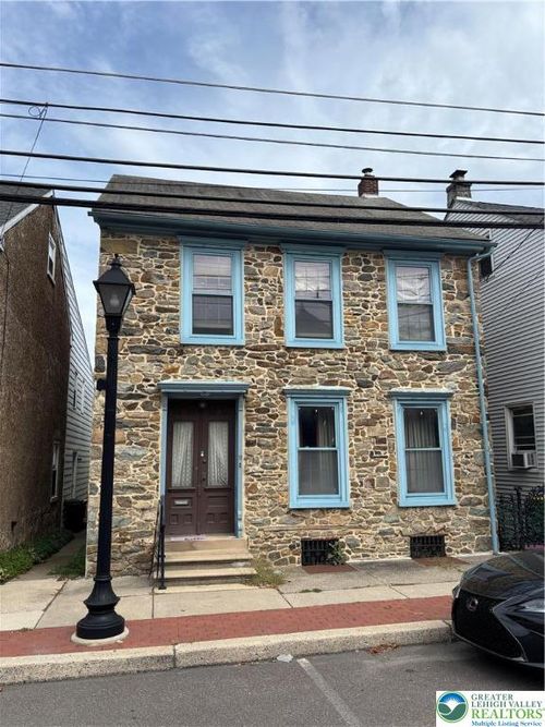 11 W Main St, Macungie, PA, 18062-1118 | Card Image