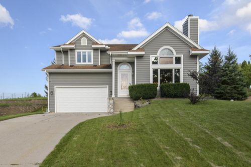 1497 Sunny Ridge Rd, Pewaukee, WI, 53072-3885 | Card Image