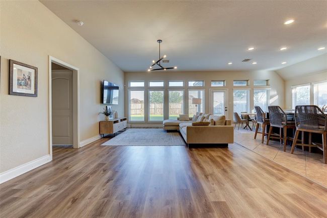 2407 Lost Bridge Ln, House other with 4 bedrooms, 2 bathrooms and 2 parking in Pearland TX | Image 9