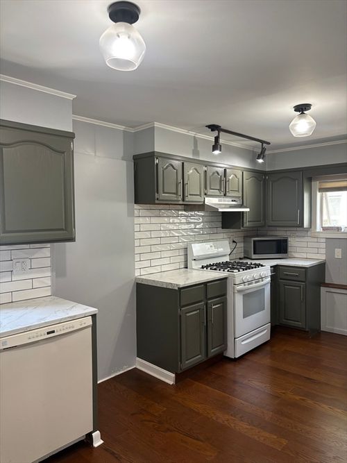 2-313 Pleasant St, New Bedford, MA, 02740-4918 | Card Image