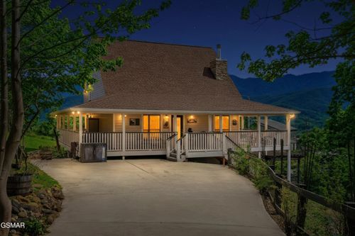 860 Pine Top Ln, Gatlinburg, TN, 37738-6348 | Card Image