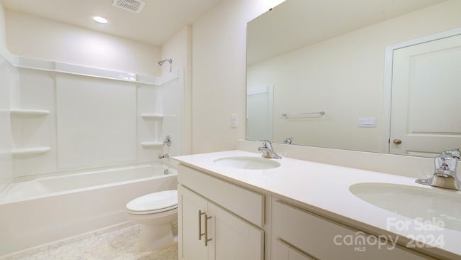 Primary Bathroom | Image 19