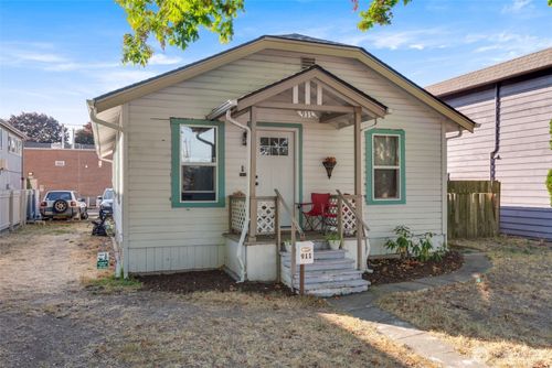 911 16th Ave, Longview, WA, 98632-2301 | Card Image