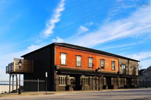 94 Main St, Yarmouth, NS, B5A1B4 | Card Image