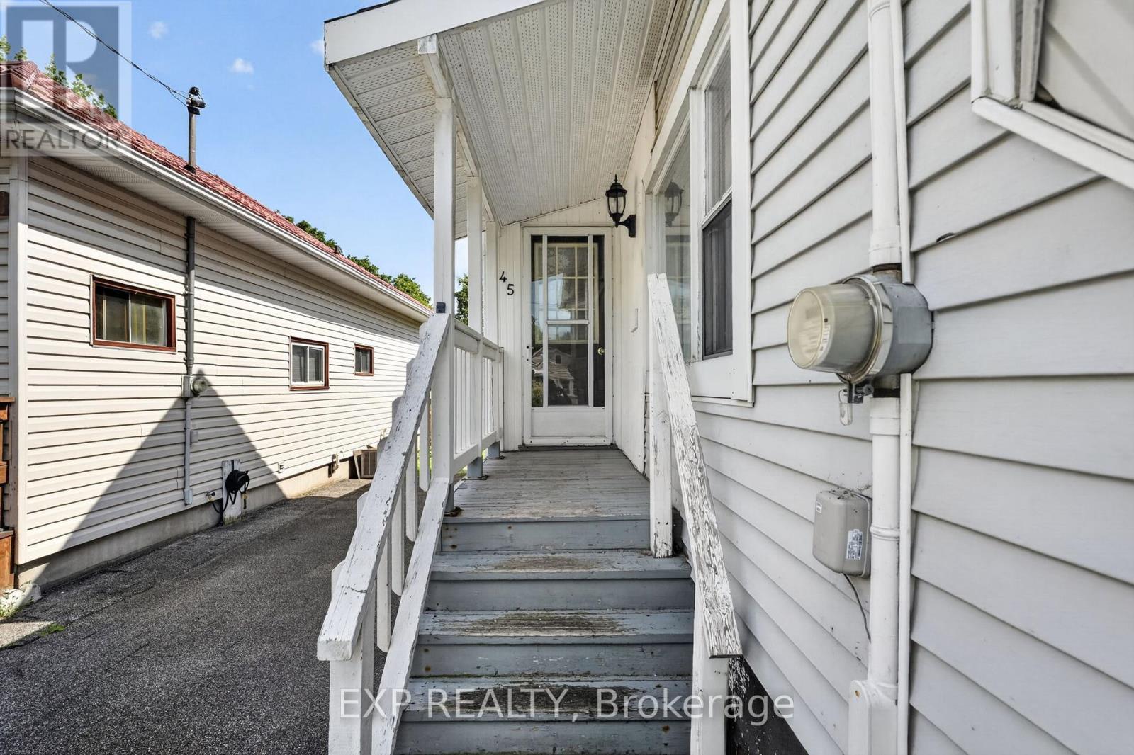 Residential in Fort Erie (Central) 5