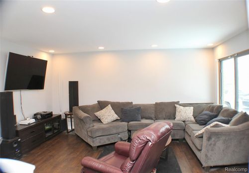 65 Biltmore Dr, Troy, MI, 48084-5406 | Card Image