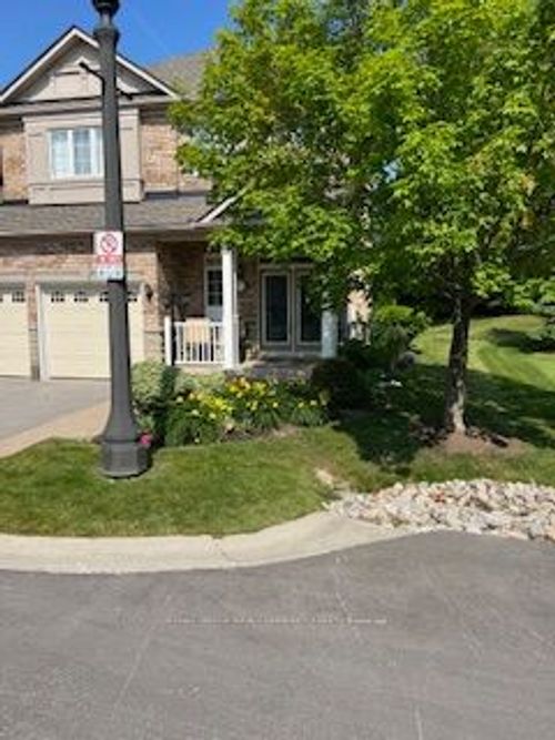 56-59 Stonecliffe Cres, Aurora, ON, L4G7Z7 | Card Image