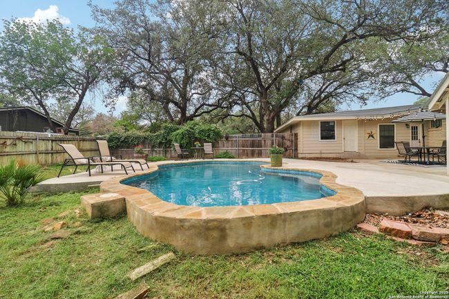503 Mockingbird Ln, House other with 3 bedrooms, 2 bathrooms and null parking in Devine TX | Image 33