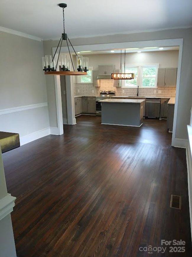 Chefs Kitchen and Dining Room | Image 9