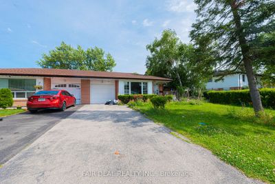 90 Cathcart Cres, Home with 3 bedrooms, 2 bathrooms and 3 parking in Brampton ON | Image 2