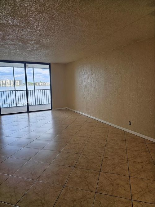 apt-409-114 Lake Emerald Dr, Oakland Park, FL, 33309-6250 | Card Image