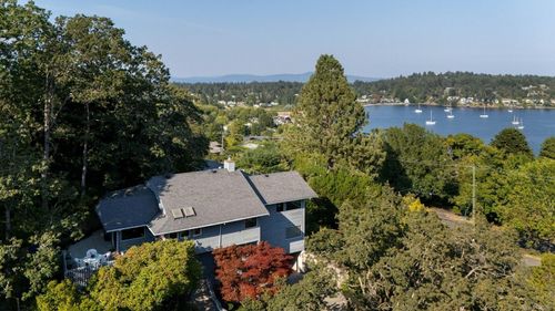 3656 Cadboro Bay Rd, Victoria, BC, V8R5K8 | Card Image