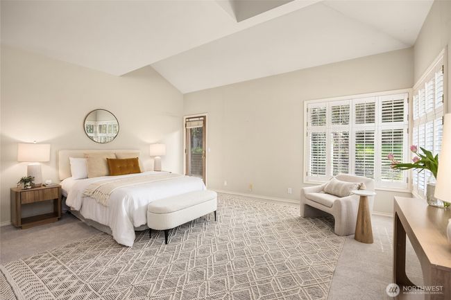The primary ensuite is located on the main floor of the home and features a private deck. | Image 27