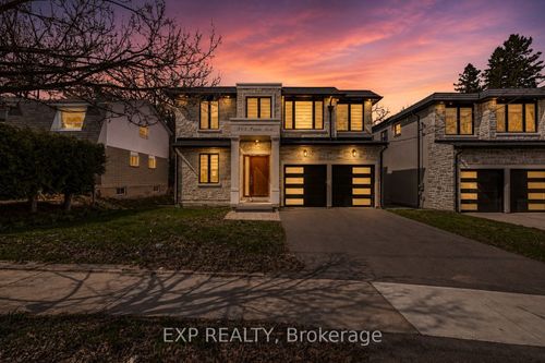 363 Penn Ave, Newmarket, ON, L3Y2S7 | Card Image