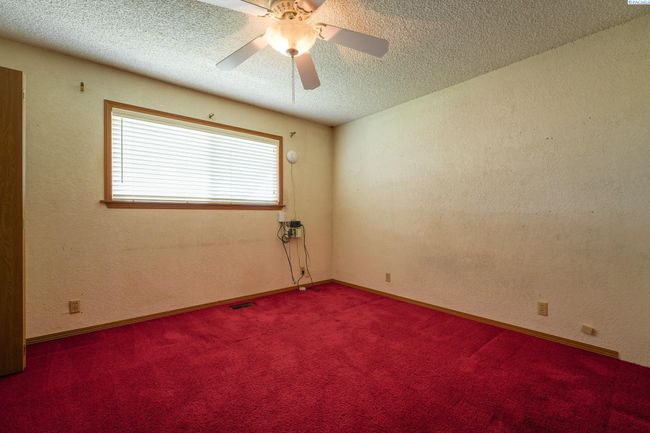97010 W Good Rd, Home with 3 bedrooms, 3 bathrooms and null parking in Prosser WA | Image 21