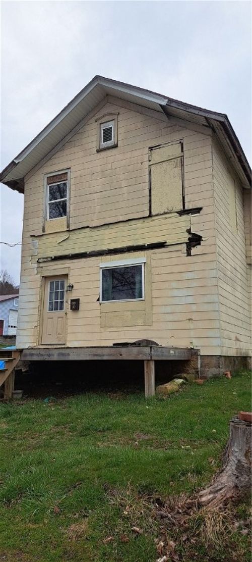 30 Broadway St, Reynoldsville, PA, 15851-1006 | Card Image