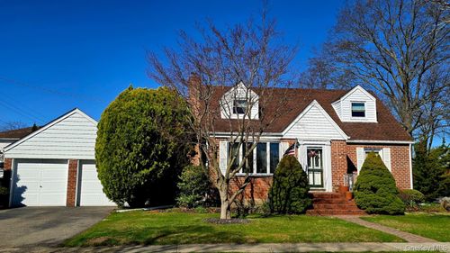 39 Lipton Lane, North Hempstead, NY, 11596 | Card Image