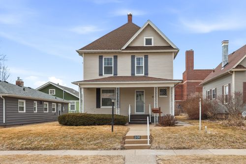 908 Grand Ct, Davenport, IA, 52803-2542 | Card Image