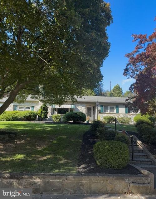 525 Main St, PARKESBURG, PA, 19365-1045 | Card Image