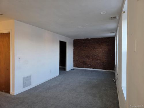 8 Main St, Chester, NY, 10918-1282 | Card Image