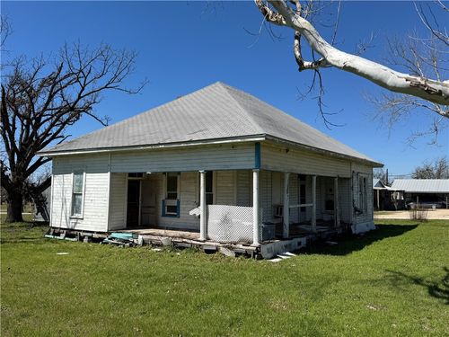 320 N 5th St, Lott, TX, 76656-4043 | Card Image