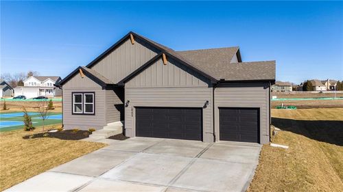 9006 Sw 4th St, Blue Springs, MO, 64064-7601 | Card Image