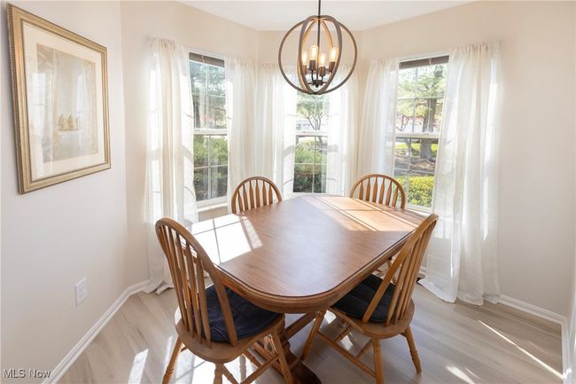 The eating area has seating for 4-6 people | Image 18