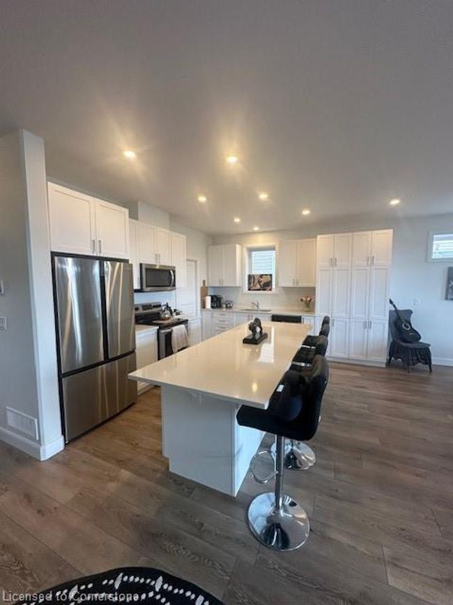 13 Erie Crt, House other with 4 bedrooms, 3 bathrooms and 6 parking in Amherstview ON | Image 4