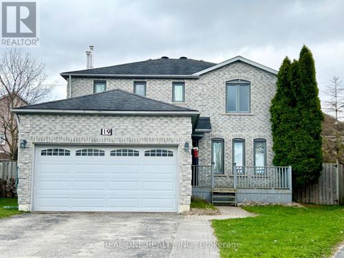 19 Blair Cres, Barrie, ON, L4M5Y7 | Card Image
