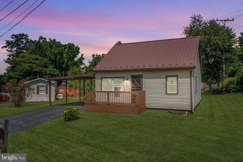105 Oak St, PLEASANT GAP, PA, 16823-3325 | Card Image