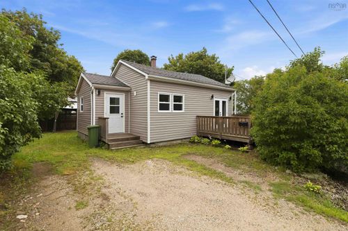 7 Eisenhauer Lane, House with 2 bedrooms, 1 bathrooms and null parking in Bridgewater NS | Card Image