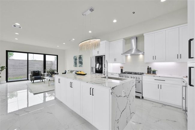 B - 2808 Cary St, House other with 3 bedrooms, 4 bathrooms and null parking in Houston TX | Image 8
