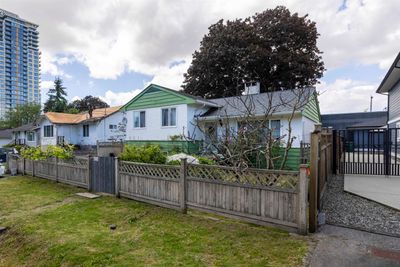 7429 19th Ave, House other with 5 bedrooms, 2 bathrooms and 1 parking in Burnaby BC | Image 2