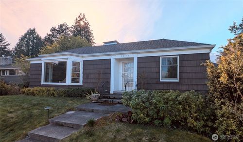 16255 38th Avenue Ne, Lake Forest Park, WA, 98155 | Card Image