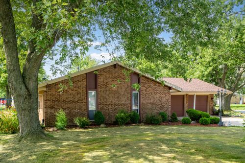 823 Poppy Dr, Wapakoneta, OH, 45895-1040 | Card Image