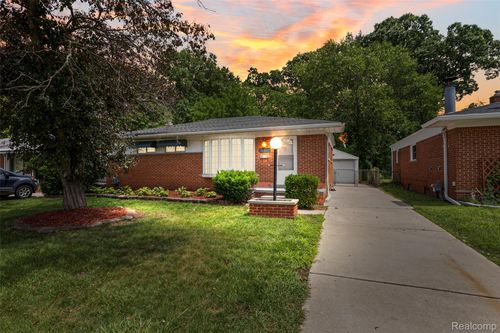 140 Hubbard St, Garden City, MI, 48135-1218 | Card Image