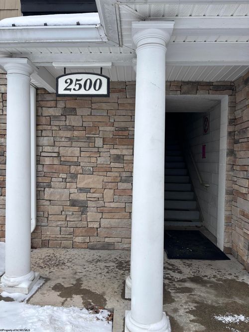 2531 Suncrest Vlg, Morgantown, WV, 26505-3842 | Card Image