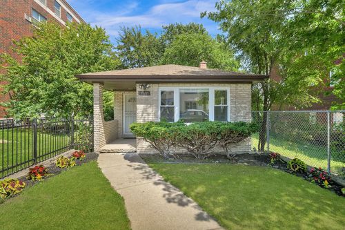 9117 S Brandon Ave, Chicago, IL, 60617-4420 | Card Image