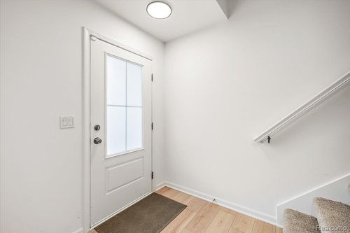 3927 Trailwaycommons Cir, Auburn Hills, MI, 48326-3988 | Card Image